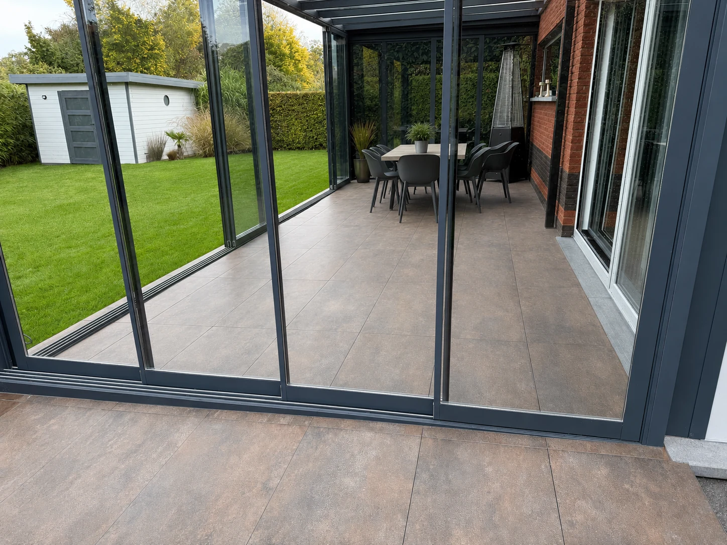 Impression: Terrasse mit Sirius Schiebewand, von innen gesehen