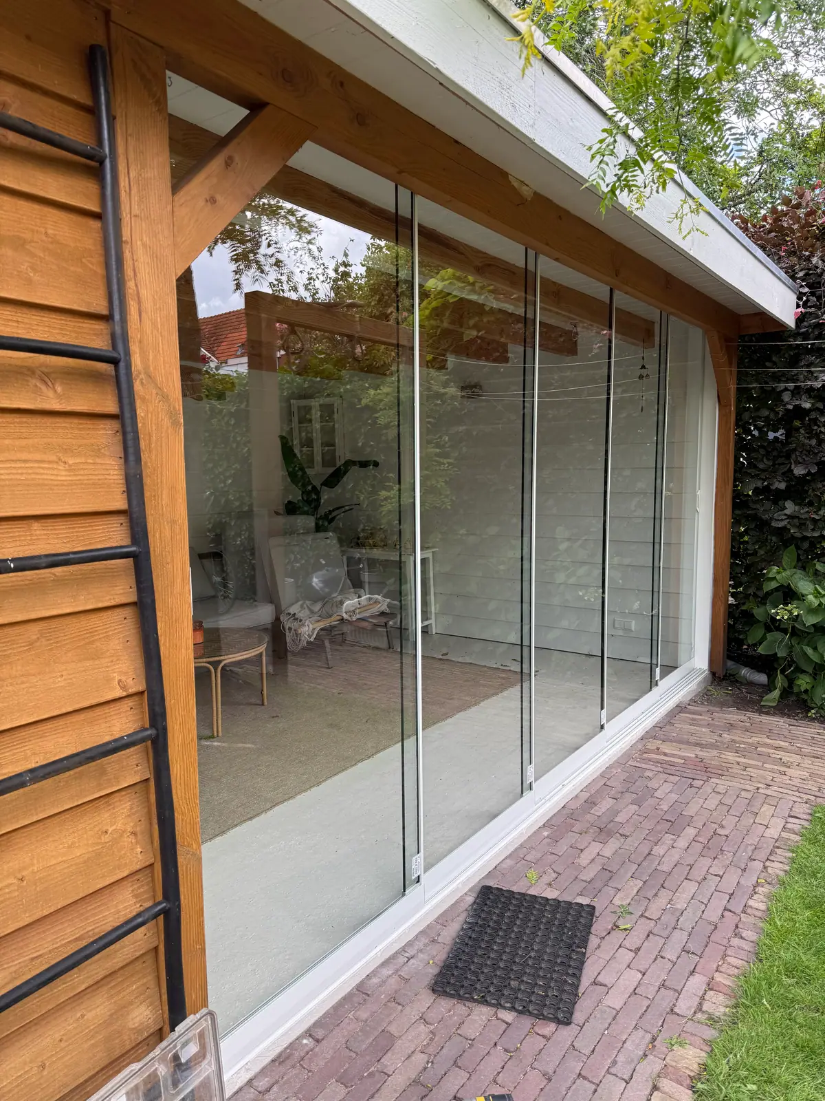 Glaswand in einem Gartenhaus aus Holz