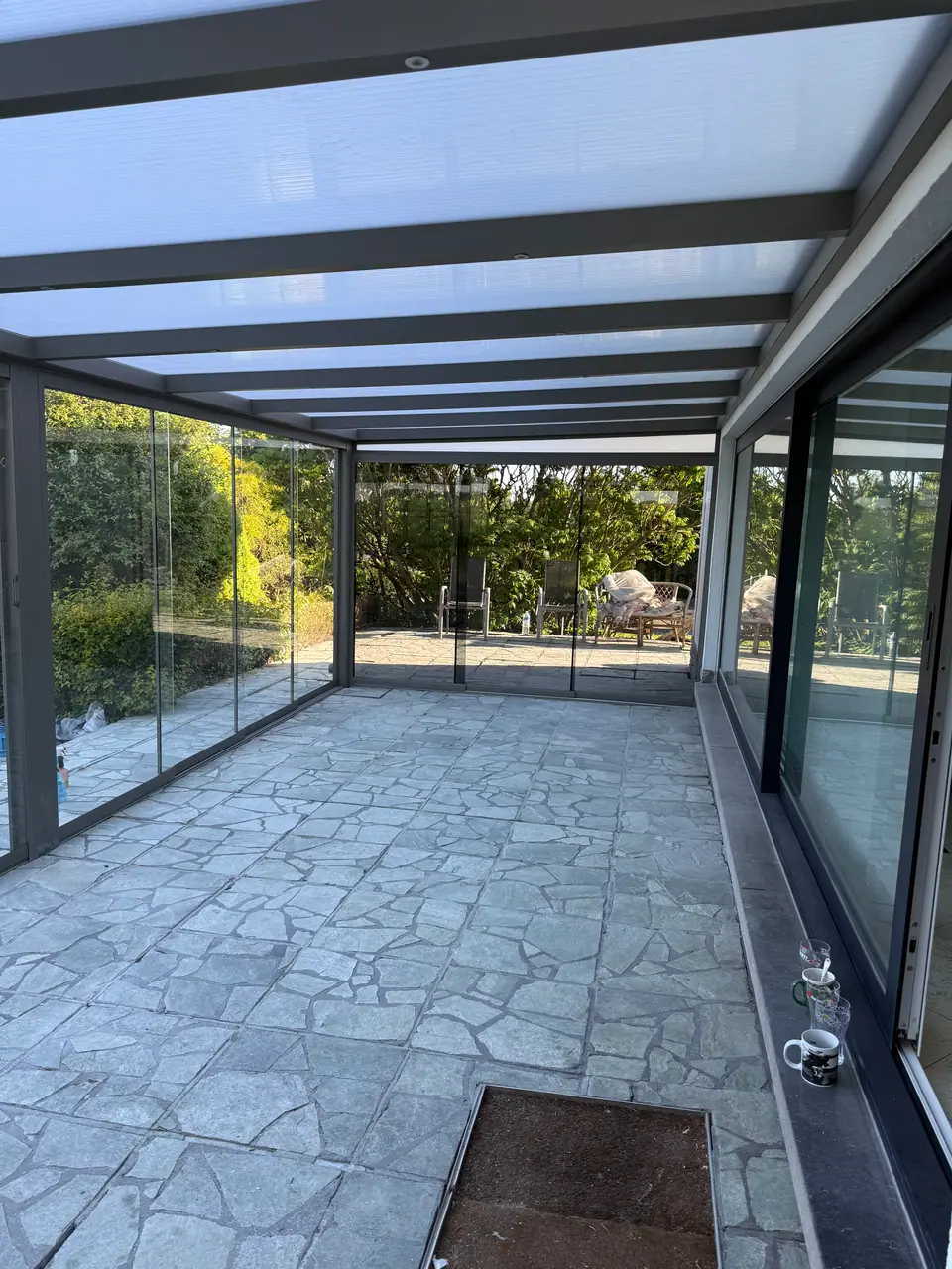 Veranda mit Natursteinboden